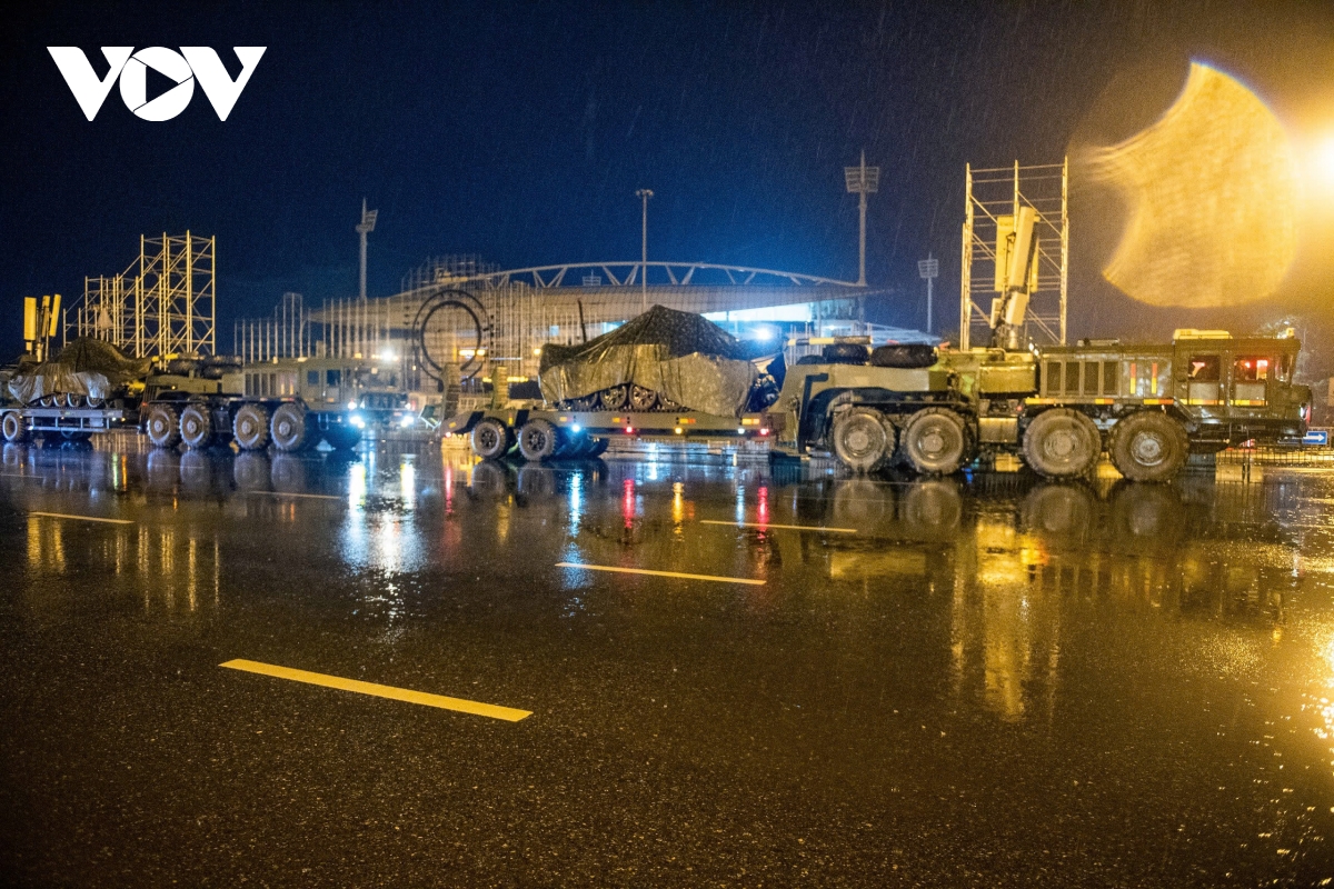 Dàn khí tài cơ động trong mưa đêm, sẵn sàng cho nhiệm vụ diễu binh, diễu hành